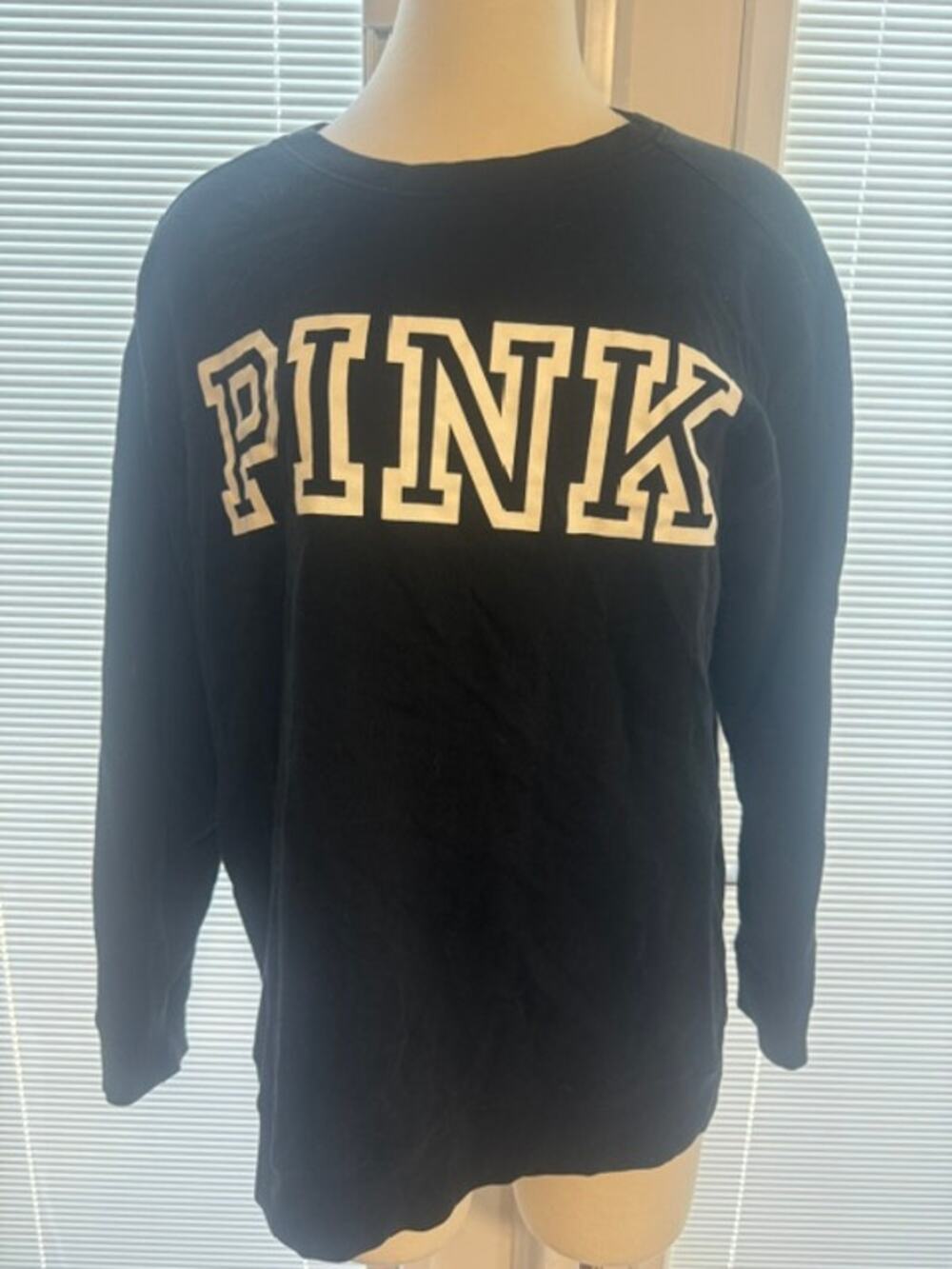 USED -PINK VICTORIA WOMEN'S BLACK SWEET SHIRT LG